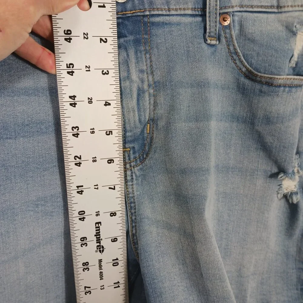 Levi's Signature Mid Rise Denim Jean Shorts, Lt. Wash, Distressed  Size 12 - W31 - Picture 12 of 15